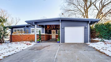 House (4 Bedrooms) | Front of property