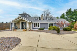 House (5 Bedrooms) | Front of property - Spacious Home w/ Games, 4 Fireplaces, 5 Acres! (Springfield)