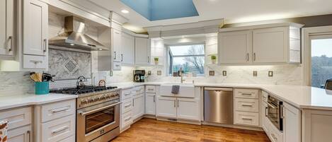 House (5 Bedrooms) | Interior