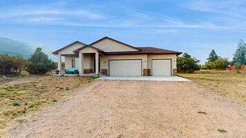 House (5 Bedrooms) | Interior