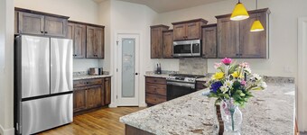 5 BR Home w/ Fireplace, Grill & Mountain Views