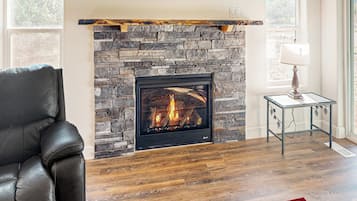 House (5 Bedrooms) | Interior