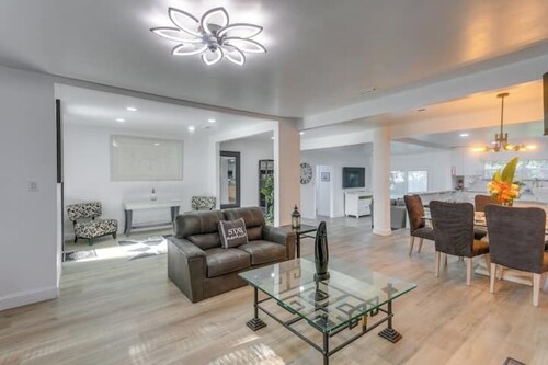 3BR Charming Retreat W & Deck & Wifi