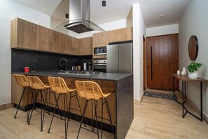 Geladeira, micro-ondas, cooktop, cafeteira/chaleira
