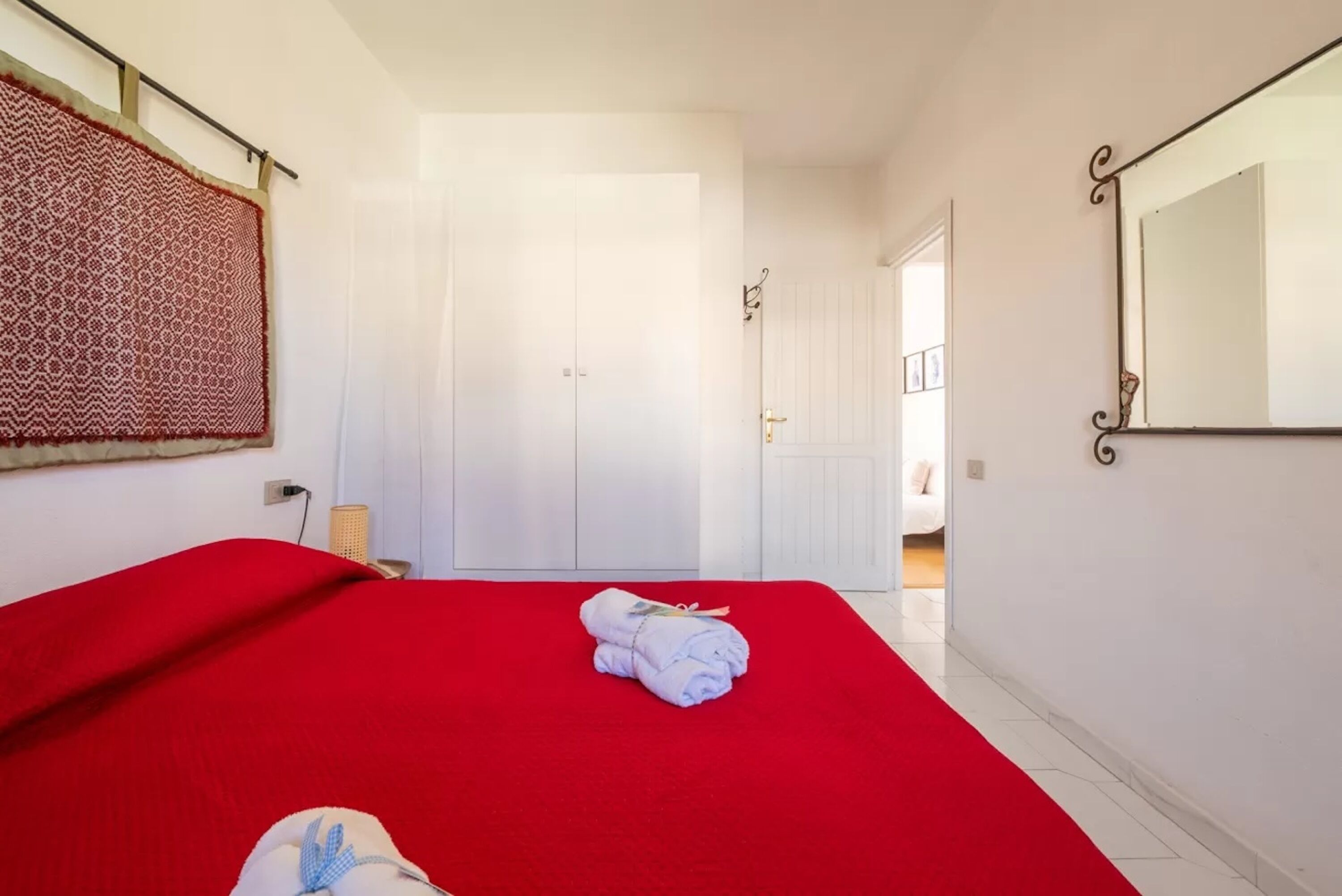 2 bedrooms, iron/ironing board, internet