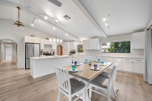 Dining - Little Beach House Sanibel: Near Beach, Pet-Friendly Island Retreat! (Sanibel)