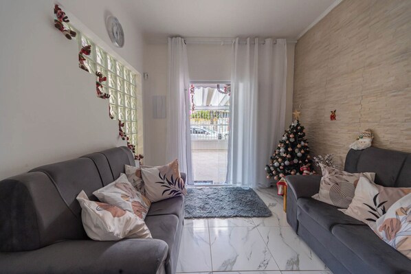 House | 2 bedrooms - Casa Pet Friendly com Wi-fi e Garagem no Ocian (Praia Grande)