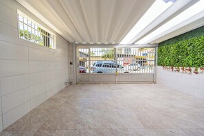 House | 2 bedrooms - Casa Pet Friendly com Wi-fi e Garagem no Ocian (Praia Grande)