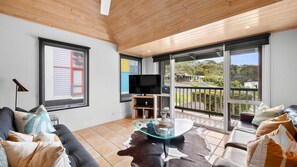 Smart TV, DVD player - Cora Lynn 14, Steps from the beach and vibrant local lifestyle, perfect base for a refresh (Lorne)