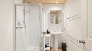 Shower - Cora Lynn 14, Steps from the beach and vibrant local lifestyle, perfect base for a refresh (Lorne)
