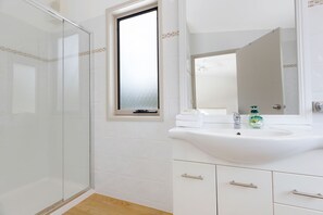 Shower, hair dryer, towels - Secluded lodges perfect for nature lovers (Forge Creek)