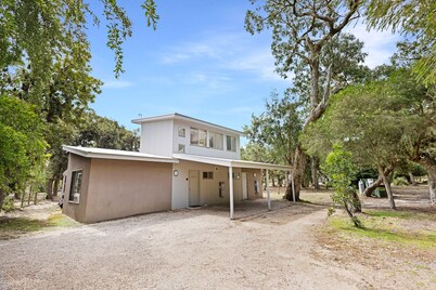 Bungaree - Waterfront Retreat: Secluded lodges perfect for nature lovers