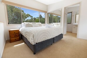 3 bedrooms, iron/ironing board, free WiFi, bed sheets - Bungaree - Waterfront Retreat: Secluded lodges perfect for nature lovers (Forge Creek)