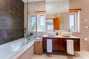 Shower, hair dryer, towels - Townhouse Sasha (Almancil)