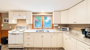 ثلاجة، ميكروويف، فرن، موقد طهي مسطح