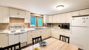 Frigorífic, microones, forn i placa de cuina 