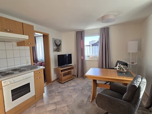 Fridge, microwave, oven, stovetop - Apartment in the Cathedral City, Haus Barbara 1st Floor with Mountain View, Terrace & Wi-Fi (St. Blasien)