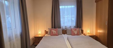 Tabla de planchar con plancha, wifi, ropa de cama