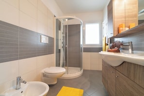 Apartment, 2 Schlafzimmer, Balkon | Badezimmer