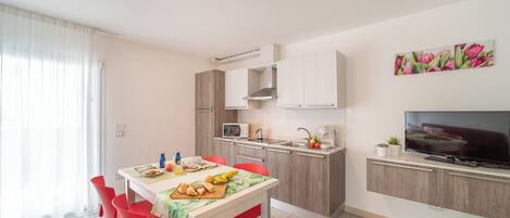Huoneisto, 2 makuuhuonetta, parveke | Ruokasali
