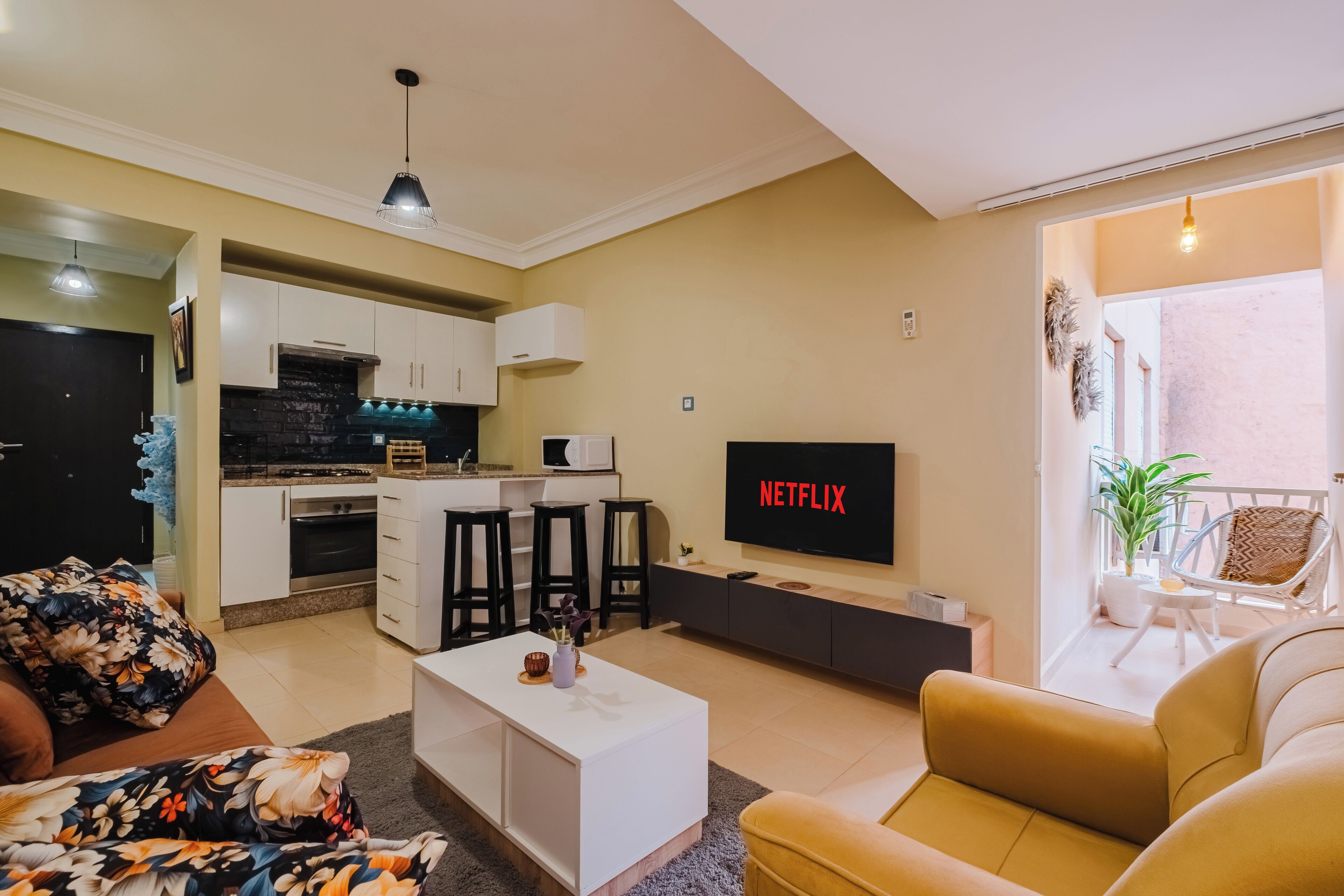 Smart TV 55-inci dengan saluran TV satelit, Netflix, dan film berbayar