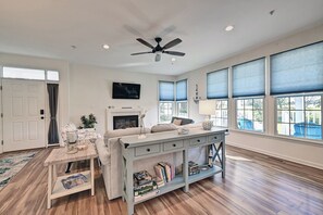 Smart TV, fireplace - 3 bedroom Condo in Bear Trap Dunes Community! Community Pool, Shuttle to the Beach, Tennis, Fitness Center, Free WIFI and more! (Ocean View)