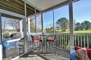 Outdoor dining - 3 bedroom Condo in Bear Trap Dunes Community! Community Pool, Shuttle to the Beach, Tennis, Fitness Center, Free WIFI and more! (Ocean View)