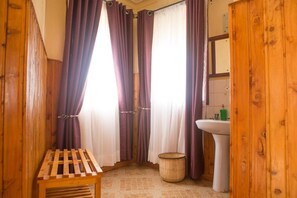 Articles de toilette gratuits, chaussons, serviettes fournies, savon