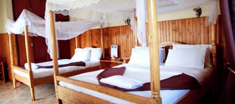 Bunyonyi Safaris Resort