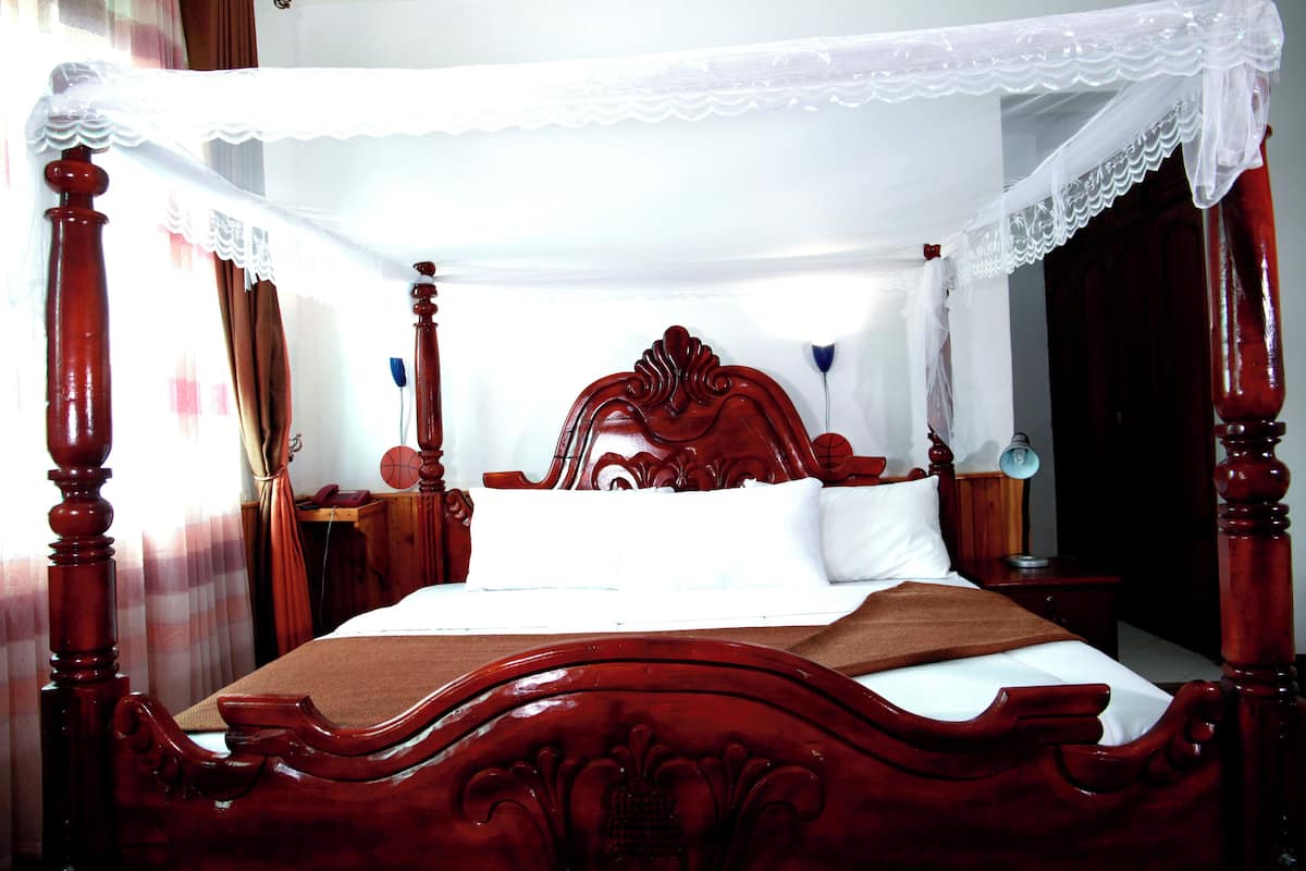 Family Suite | Blackout curtains, iron/ironing board (on request), free WiFi