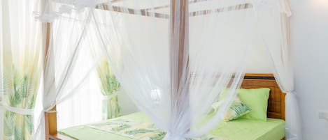 Iron/ironing board, Internet, bed sheets