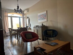 Living area - The Music Room - a charming studio with terrace in the village of Lourmarin (Lourmarin)