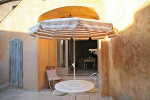 Outdoor dining - La Music Room - a charming studio with terrace in the village of Lourmarin (Lourmarin)