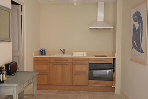 Private kitchen - La Music Room - a charming studio with terrace in the village of Lourmarin (Lourmarin)