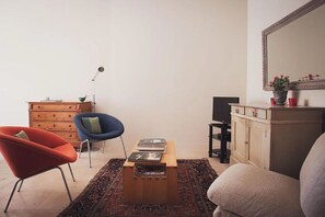 Living area - La Music Room - a charming studio with terrace in the village of Lourmarin (Lourmarin)