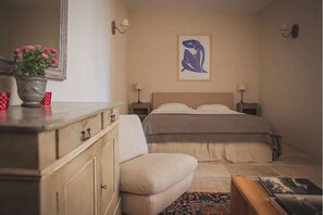 WiFi, bed sheets - La Music Room - a charming studio with terrace in the village of Lourmarin (Lourmarin)