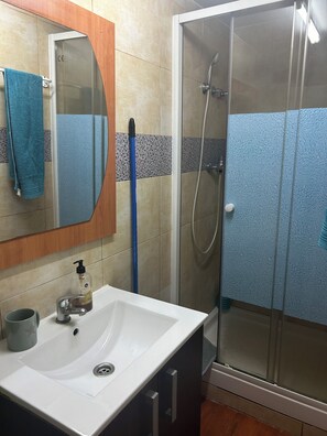 Dusche, Haartrockner, Handtücher, Seife