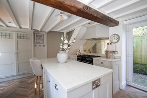 Dishwasher, cookware/dishes/utensils - Rainbow Cottage (Ormskirk)