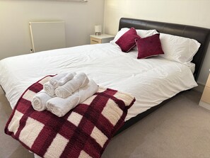 Iron/ironing board, WiFi, bed sheets - Modern luxury 1bed| 2mins to Wembley station - Long & short term let (Wembley)