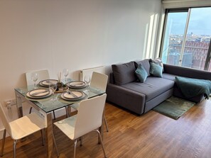 Dining - Modern luxury 1bed| 2mins to Wembley station - Long & short term let (Wembley)