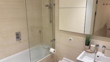 Håndklær, såpe og toalettpapir