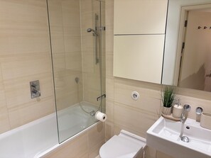 Serviettes fournies, savon, papier toilette