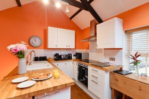 Fridge, microwave, oven, coffee/tea maker - The Barn at St Just (St Just)