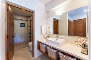 Een douche, een haardroger, handdoeken
