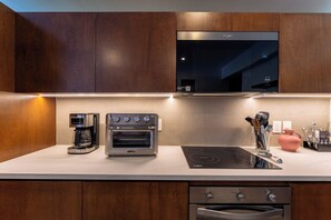 Frigorífico, microondas, horno y placa de cocina