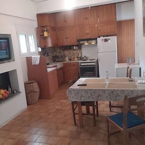 Room - Cozy Grammatikou Home - Traditional Stay Parking (Agrinio)