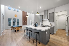 5 bedrooms, Internet - Ski Chalet Chic Retreat With Hot Tub (Park City)