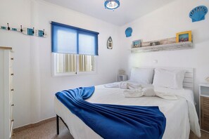 2 bedrooms, iron/ironing board, WiFi, bed sheets - Holiday Home 'Shellls Apartment' with Shared Terrace, Wi-Fi and Air Conditioning (Carvoeiro)