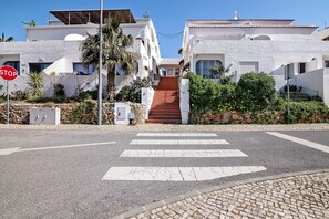 Exterior - Holiday Home 'Shellls Apartment' with Shared Terrace, Wi-Fi and Air Conditioning (Carvoeiro)