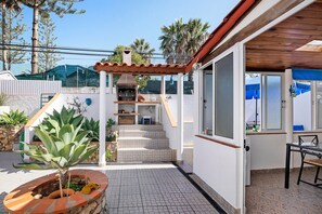 Outdoor dining - Holiday Home 'Shellls Apartment' with Shared Terrace, Wi-Fi and Air Conditioning (Carvoeiro)